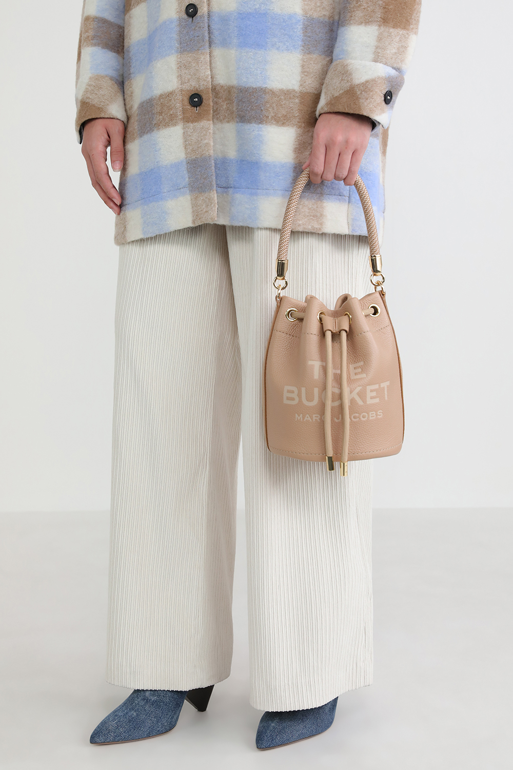 תמונת כל הלוק של תיק קרוס באקט